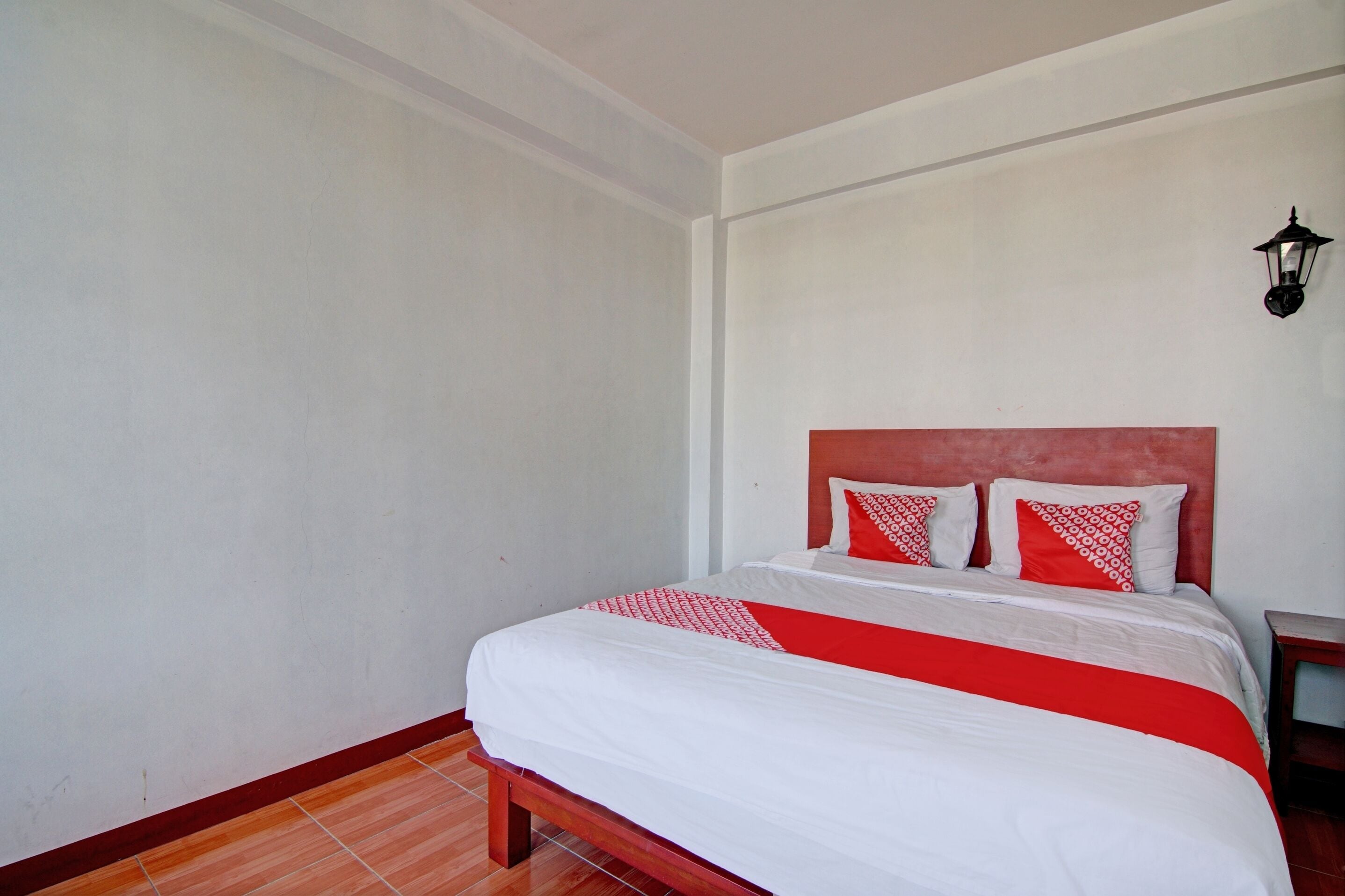 deluxe double room | laptop workspace, bed sheets