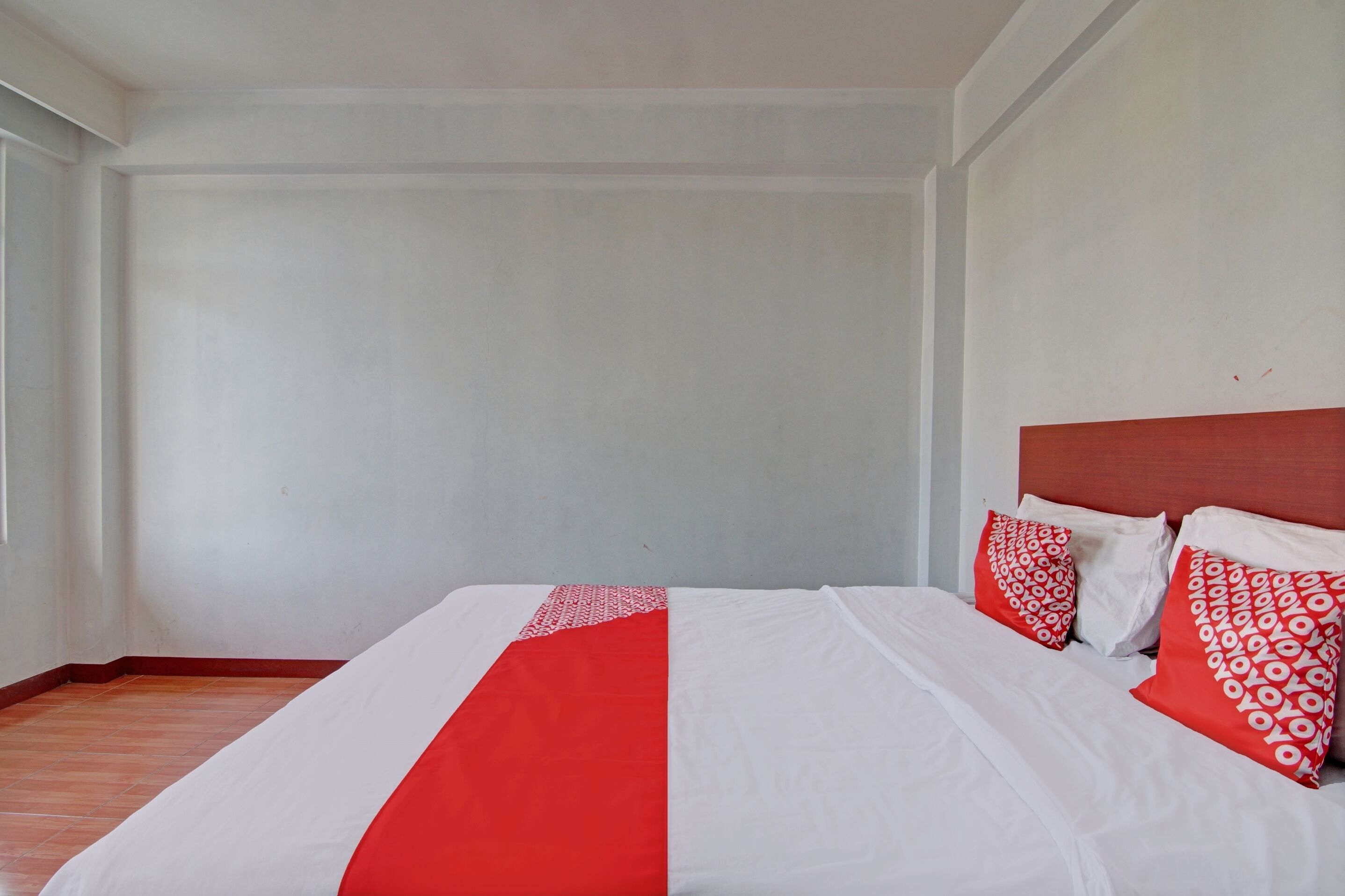 deluxe double room | laptop workspace, bed sheets