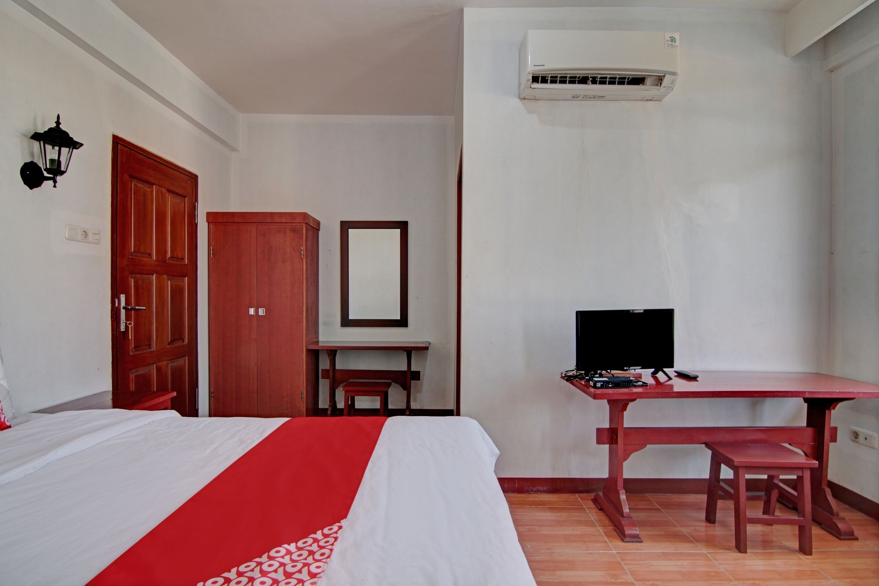 deluxe double room | laptop workspace, bed sheets