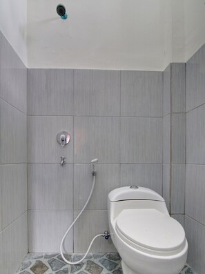 Deluxe Double Room | Bathroom | Shower, towels - Hotel O Asri Homestay Syariah (Pekanbaru)