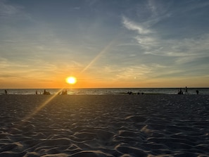 Tæt på stranden, liggestole, badehåndklæder