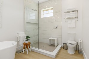 Shower, hair dryer, towels, soap - Golf course view - Renovated luxury 3bd in Lely, resort pool, tennis, pickleball (Naples)