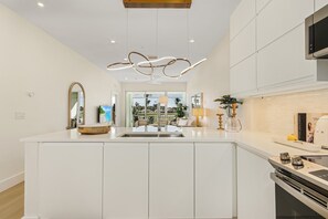 Fridge, microwave, oven, stovetop - Golf course view - Renovated luxury 3bd in Lely, resort pool, tennis, pickleball (Naples)