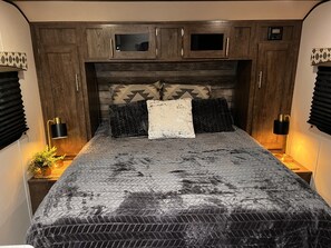 Room - Cozy Couples RV Camper Retreat, Flagstaff AZ (Flagstaff)