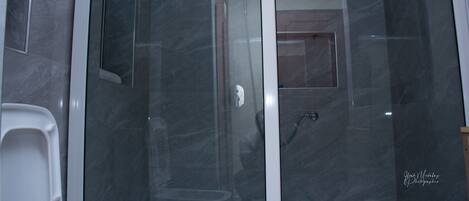 Secador de pelo, toallas, jabón, papel higiénico