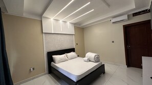 1 dormitori, planxa i posts de planxar, wifi i roba de llit