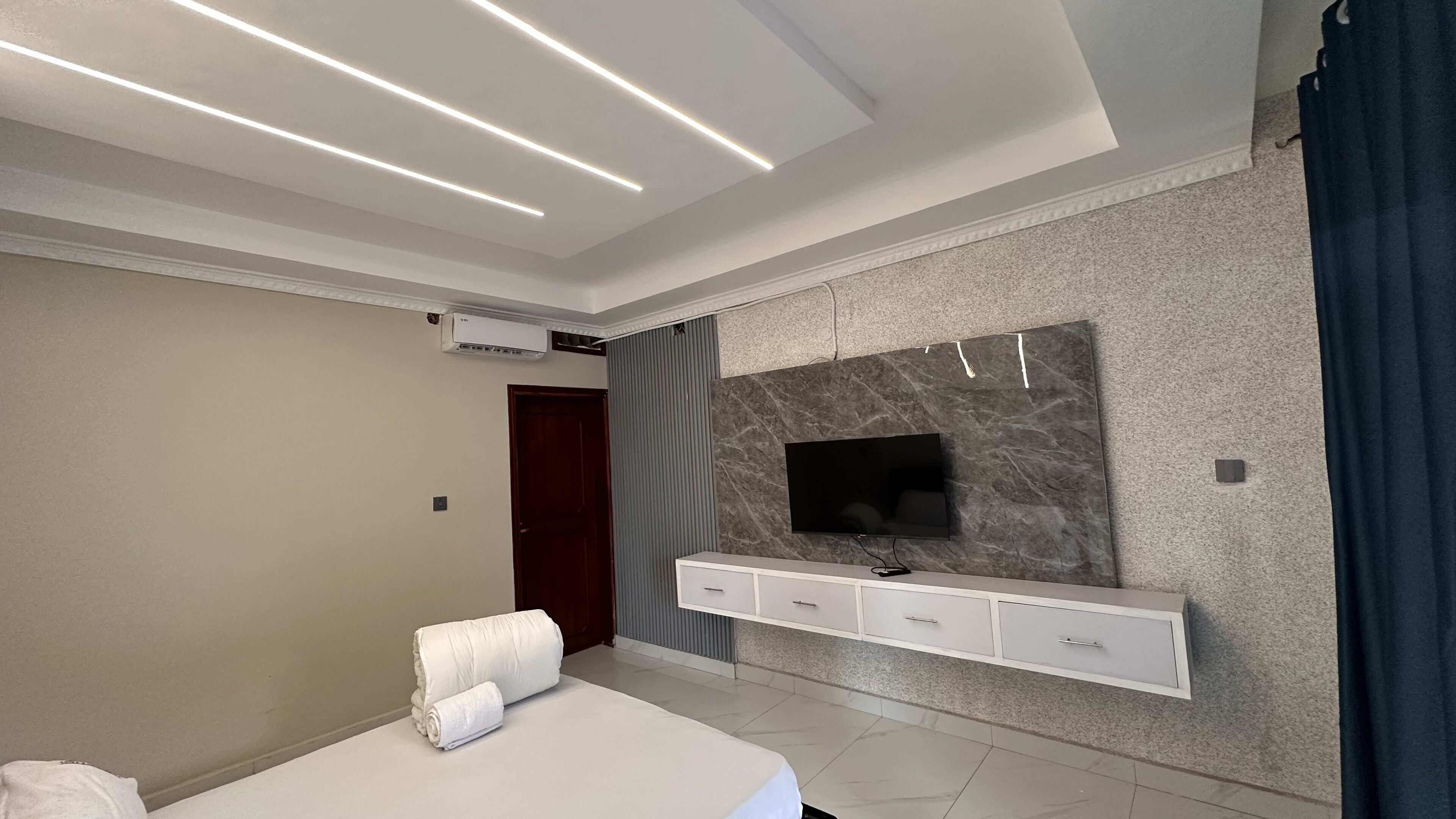 1 habitación, tabla de planchar con plancha, wifi y ropa de cama 