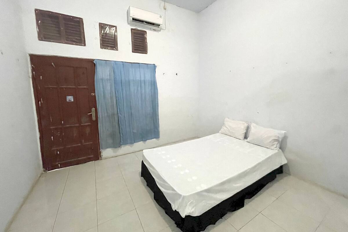 Escritorio y ropa de cama