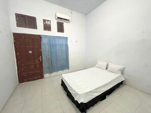 标准双人房 | 办公桌、床单