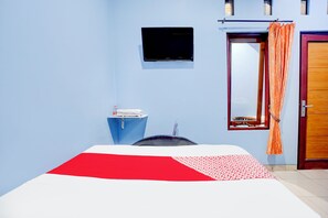 Habitación estándar doble | Escritorio y ropa de cama