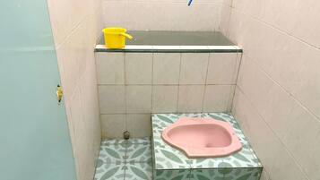 Kamar Double Standar | Kamar mandi | Shower dan handuk