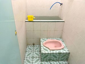 标准双人房 | 浴室 | 淋浴设施、毛巾