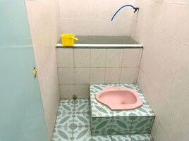 Standard Double Room | Bathroom | Shower, towels