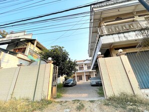 ด้านหน้าที่พัก