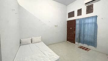 Standard Double Room | Desk, bed sheets