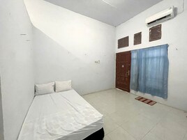 Escritorio y ropa de cama