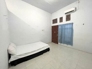 Habitació doble estàndard | Escriptori i roba de llit