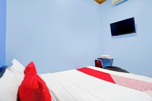 Habitación estándar doble | Escritorio y ropa de cama