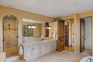 Bathtub, hair dryer, towels - Carmel's Peaceful Villa (Carmel)