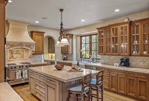 Fridge, microwave, oven, stovetop - Carmel's Peaceful Villa (Carmel)
