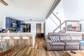 Televisión y chimenea 