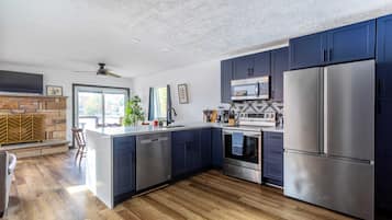 Refrigerador, microondas, horno, placa de cocina