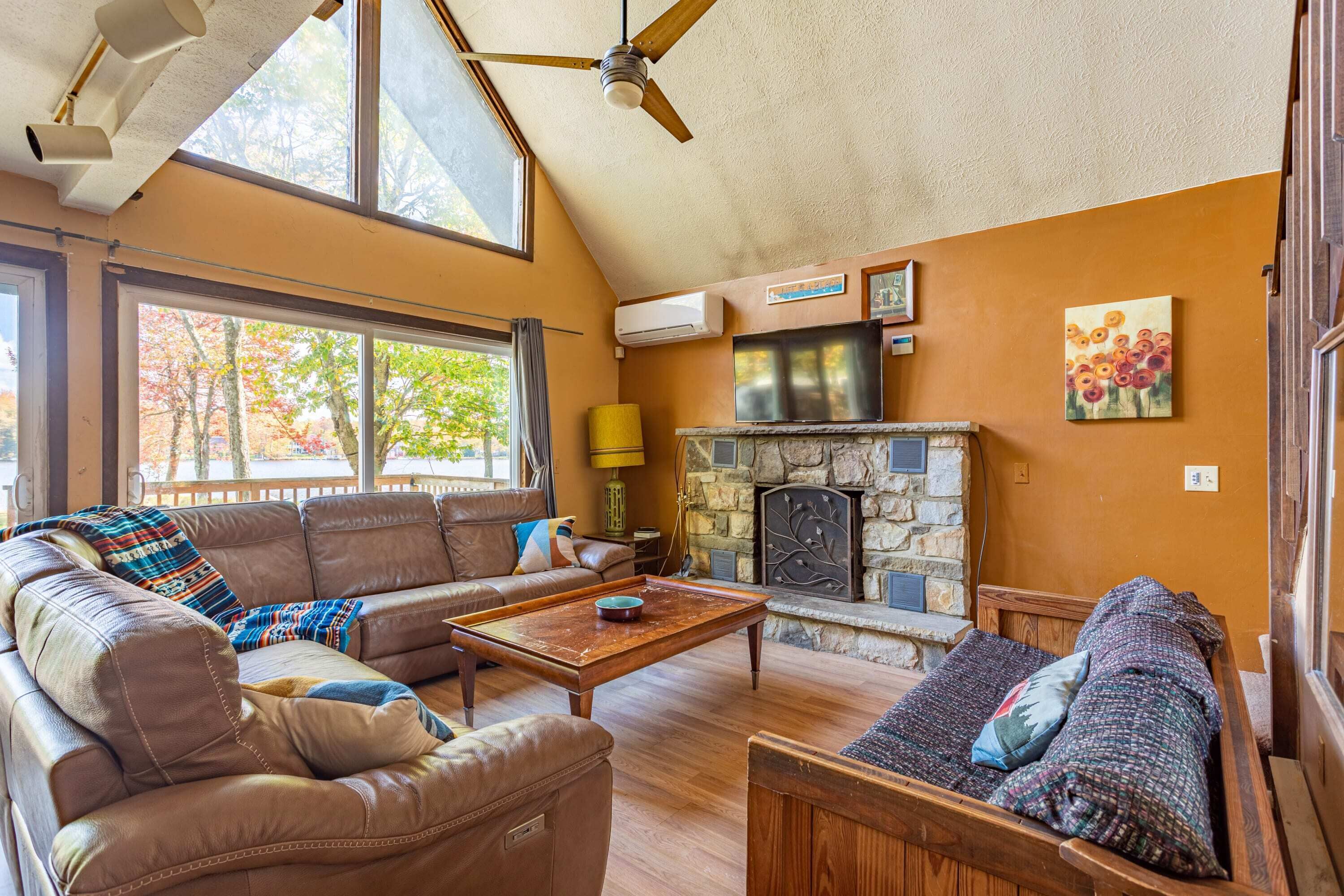 Tv, eldstad och kontor