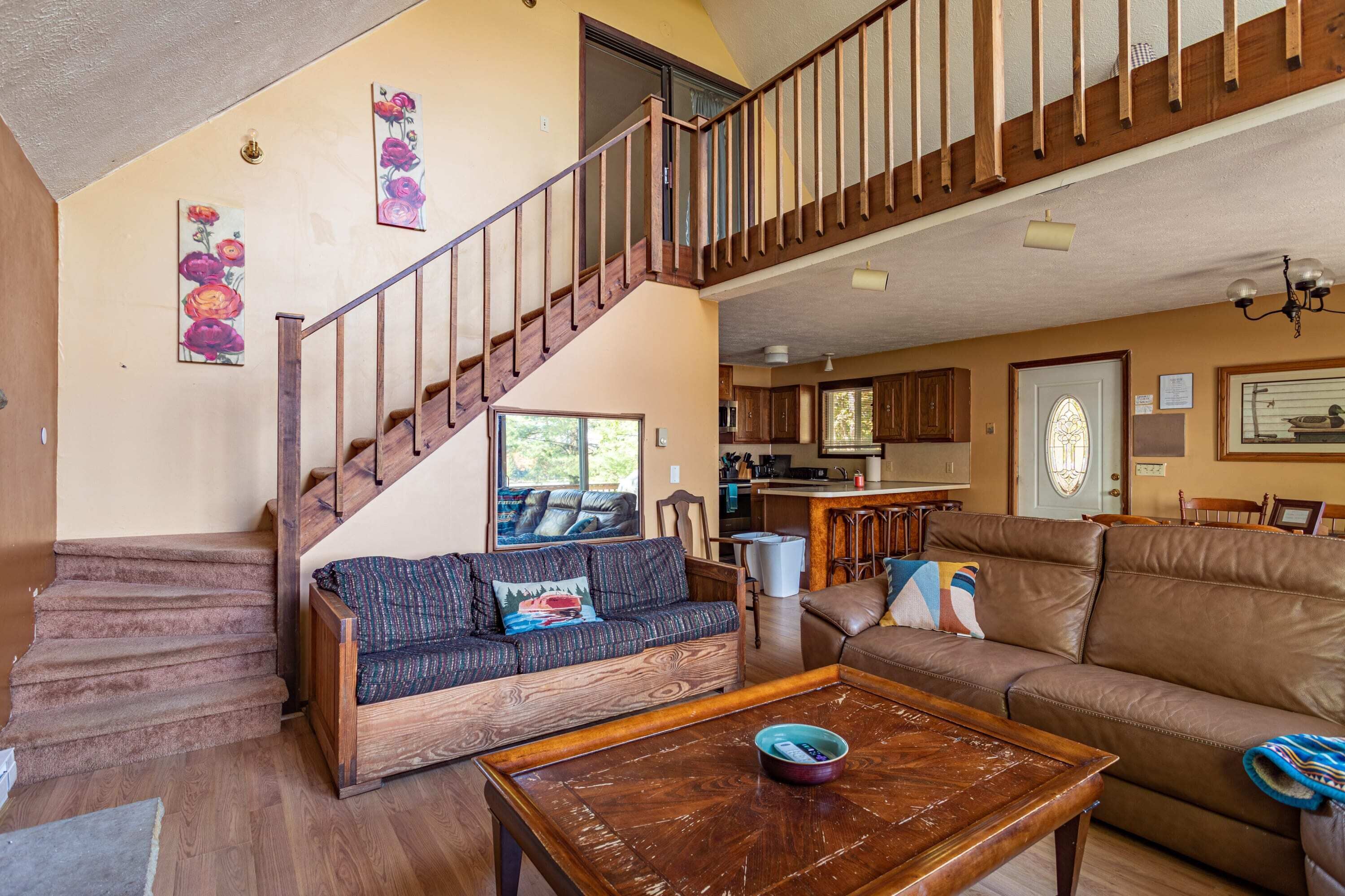 Tv, eldstad och kontor