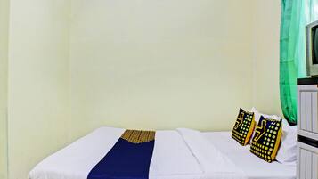 Double Room | Desk, WiFi (free), bed sheets