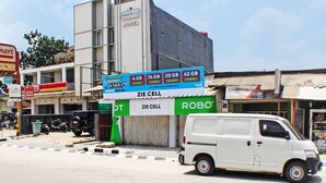 Een gebouw met een bord waarop hotel en winkel ZIE CELL staan.