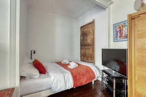 Desk, iron/ironing board, travel cot, WiFi