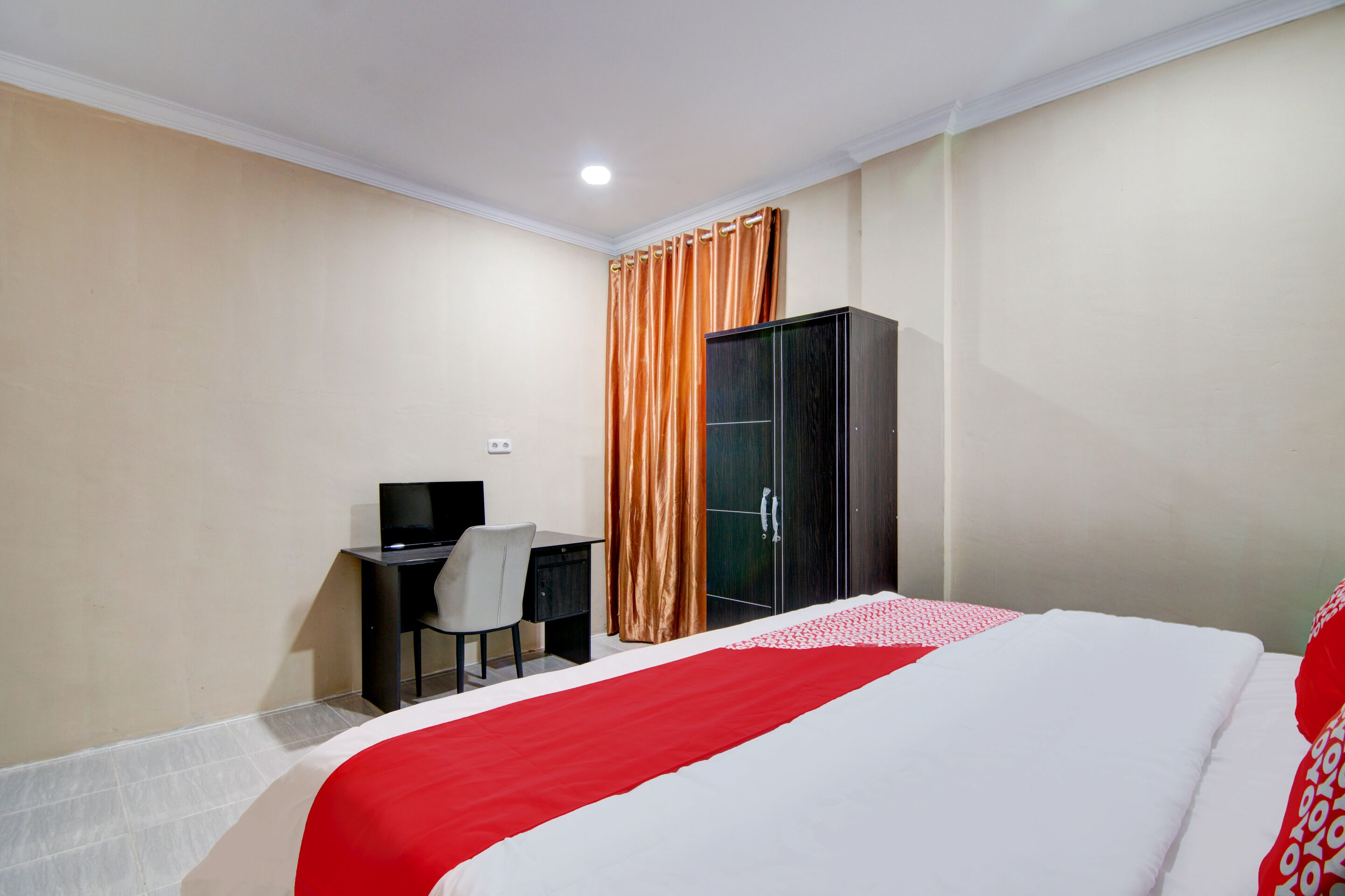 standard double room | desk, laptop workspace, free wifi, bed sheets
