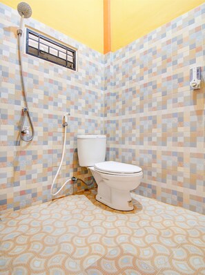 Standard Double Room | Bathroom | Shower, towels