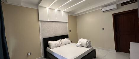 1 habitación, tabla de planchar con plancha, wifi y ropa de cama