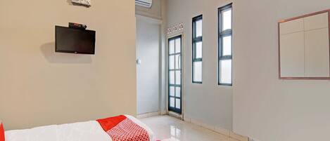 Desk, laptop workspace, free WiFi, bed sheets