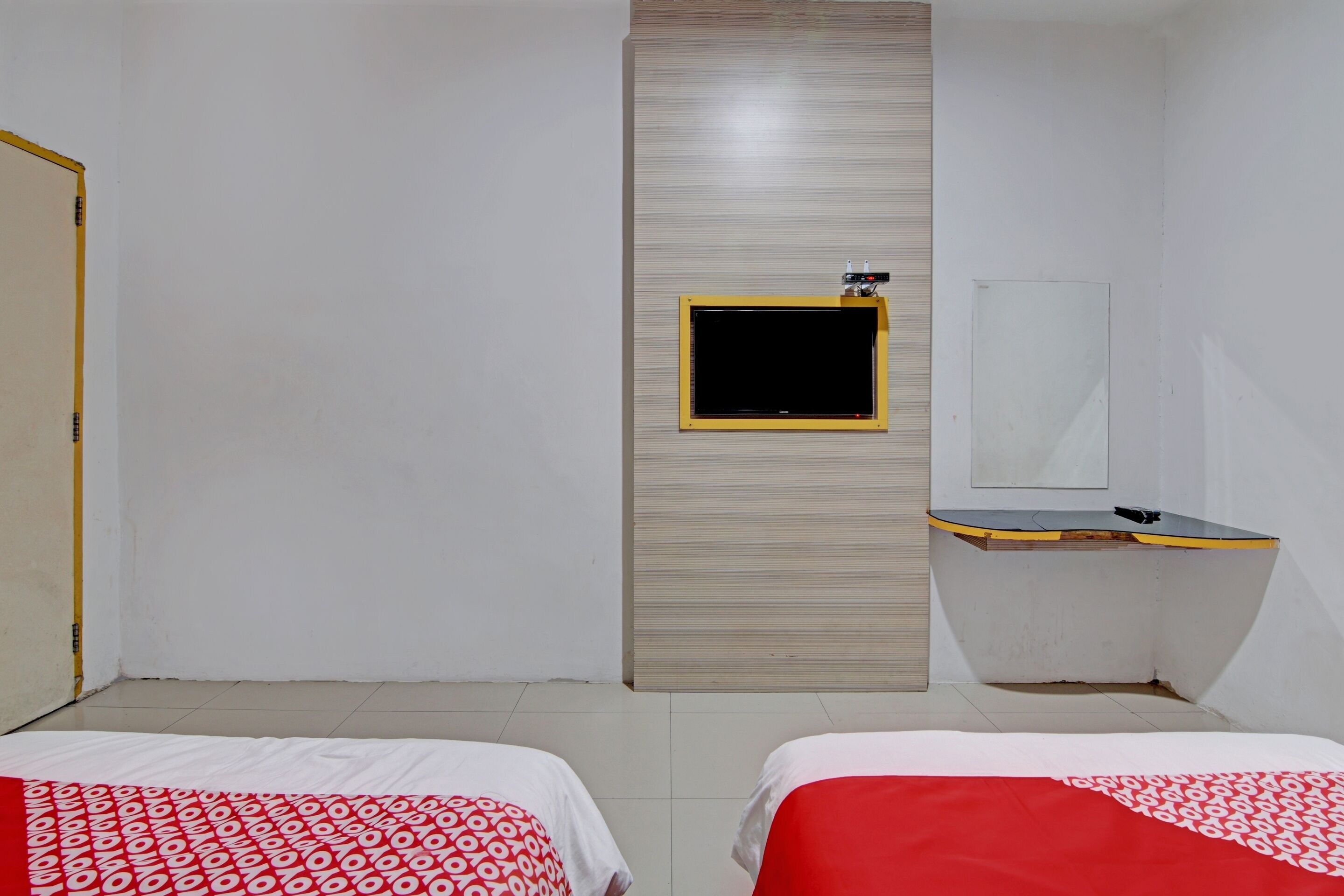 standard twin room | desk, laptop workspace, free wifi, bed sheets