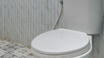 Standard Twin Room | Bathroom | Shower, towels