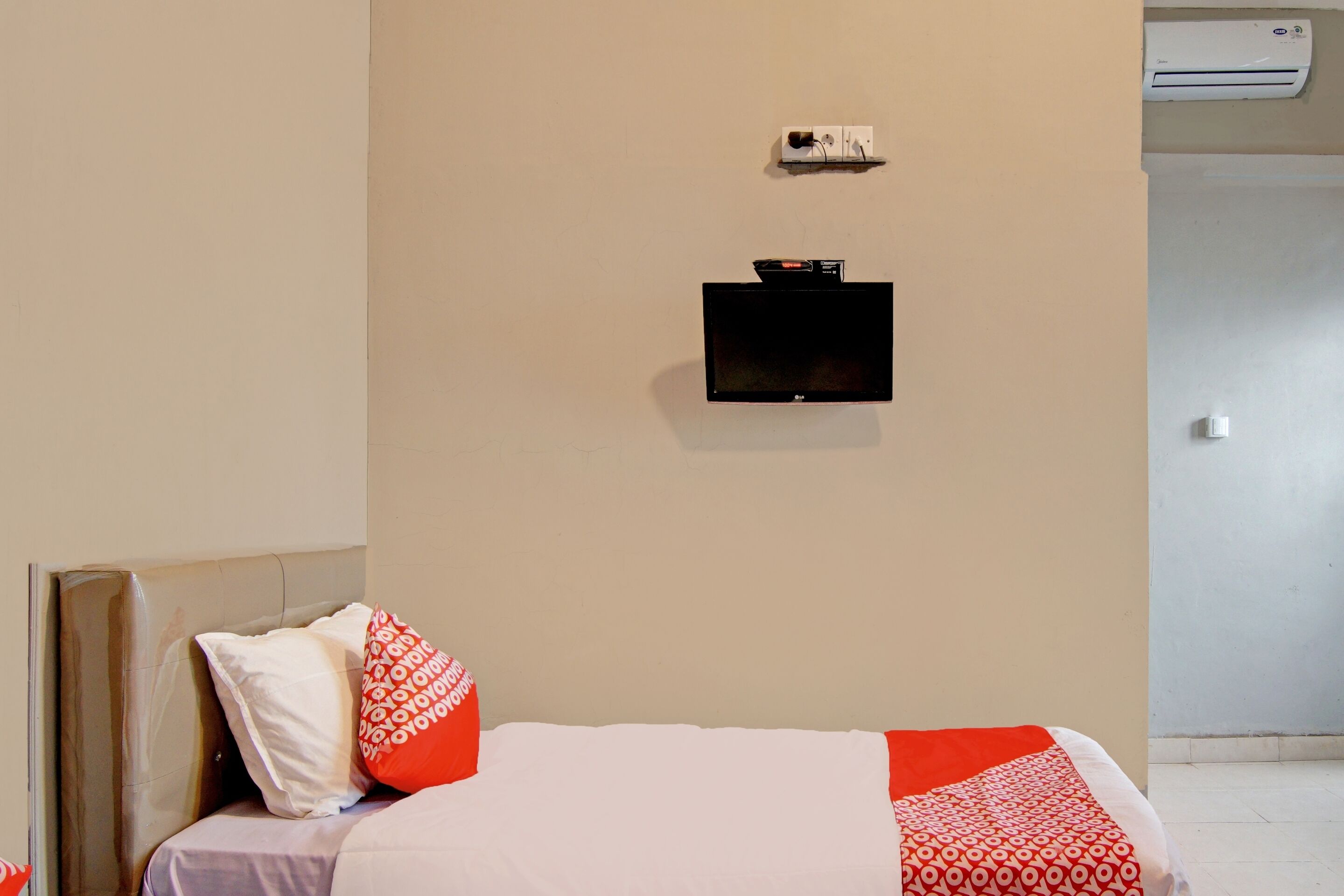 standard twin room | desk, laptop workspace, free wifi, bed sheets