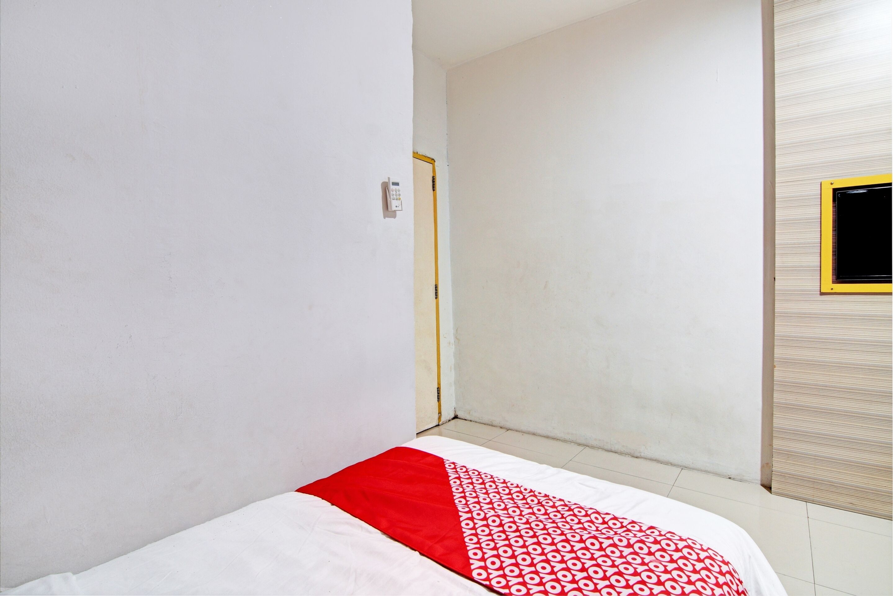 standard twin room | desk, laptop workspace, free wifi, bed sheets