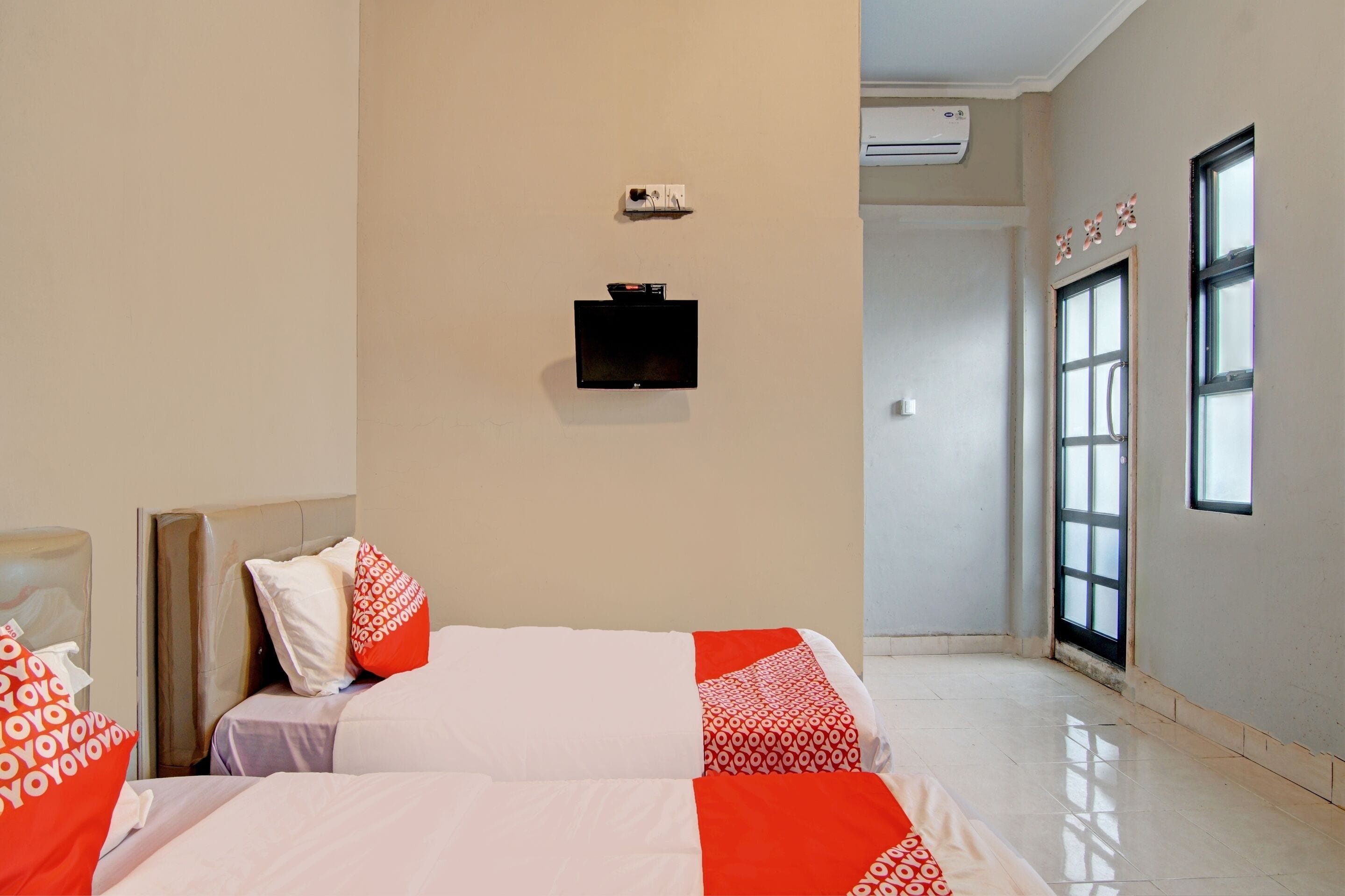 standard twin room | desk, laptop workspace, free wifi, bed sheets
