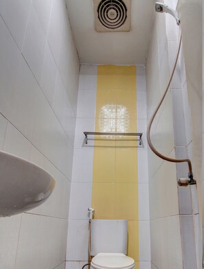 Habitación estándar con 2 camas individuales | Baño | Ducha y toallas