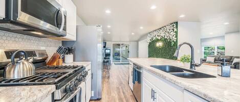 Jääkaappi, mikroaaltouuni, uuni, liesi