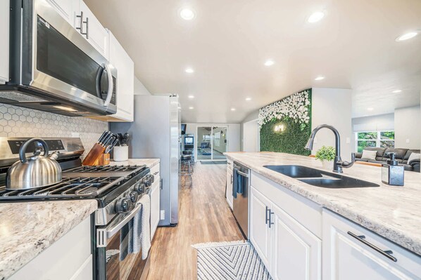 Jääkaappi, mikroaaltouuni, uuni, liesi