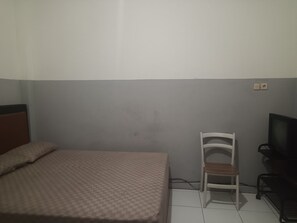 Desk, laptop workspace, free WiFi, bed sheets