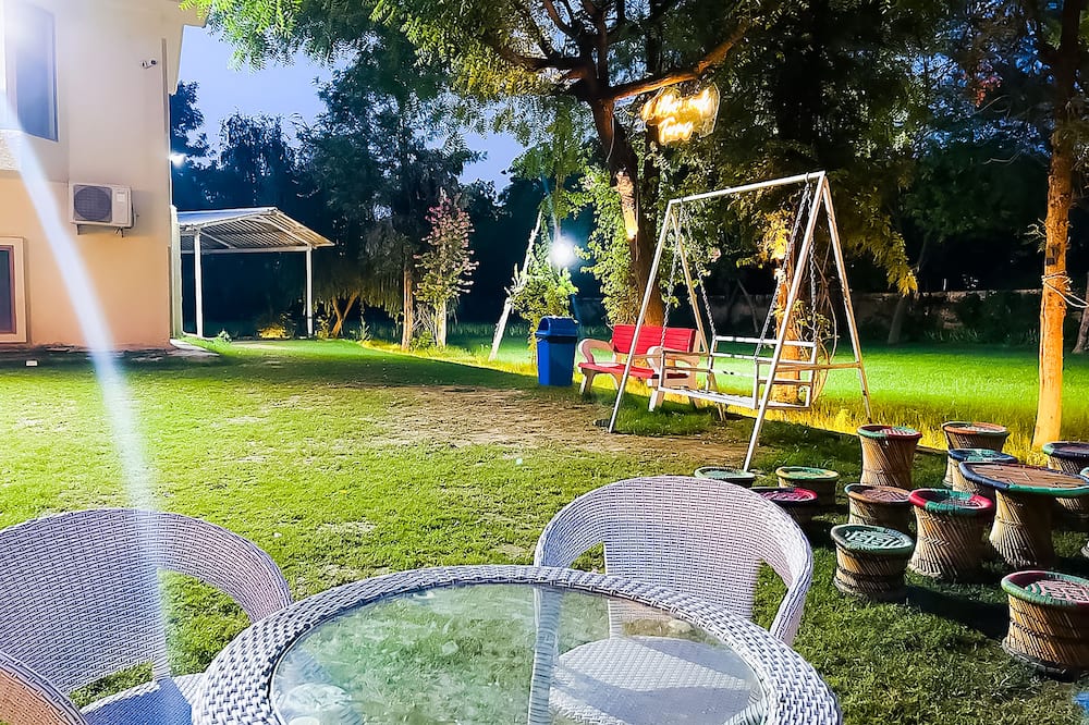 Roomshala 131 Willow Woods Farmhouse
