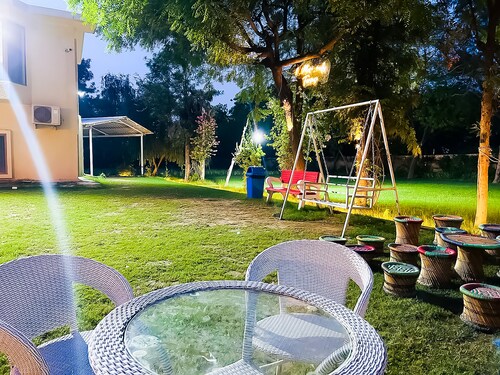 Roomshala 131 Willow Woods Farmhouse