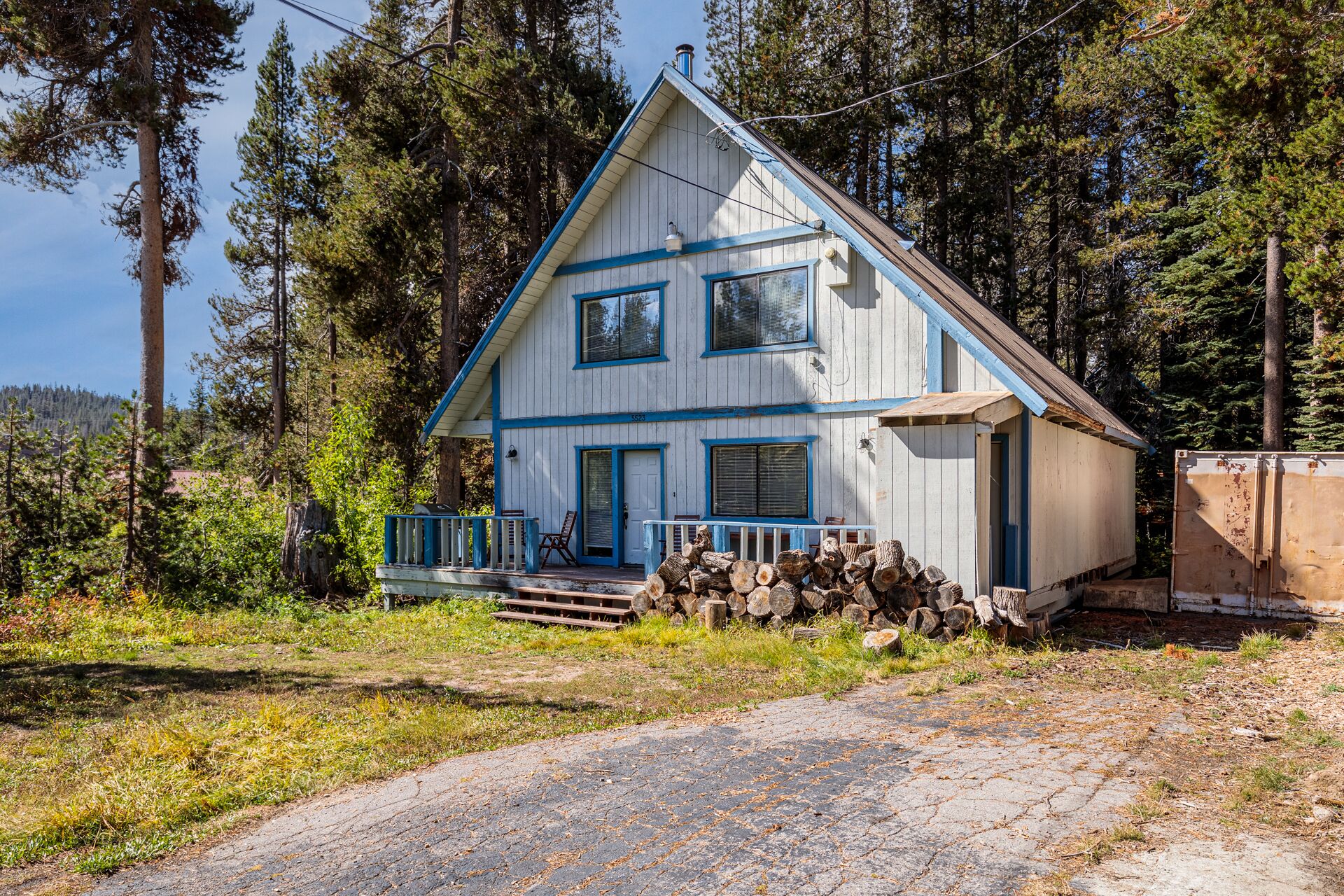 Cozy Cabin Retreat: Experience Serenity and Nature's Embrace