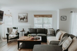 TV, fireplace - Pool, Lake, MTB & Beach | Mont-Blanc 2 (Mont-Blanc)