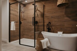 Dusche, Haartrockner, Handtücher, Shampoo