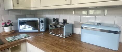 Kühlschrank, Mikrowelle, Ofen, Geschirrspüler